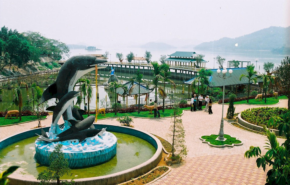 The road to Nui Coc Lake is quite easy to navigate